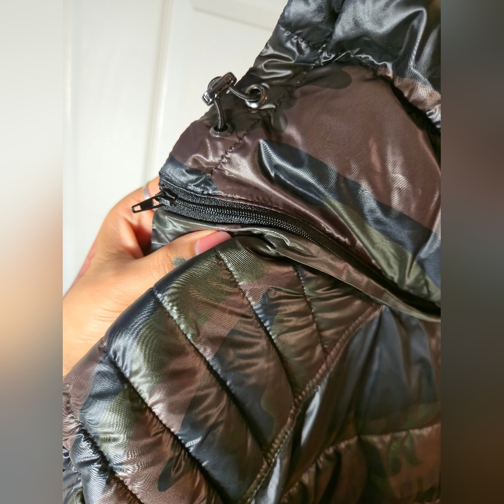 Guess Men's Puffer Jacket - Black and Green - Picture 8 of 14